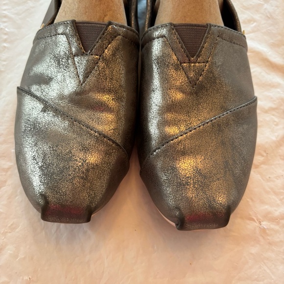 TOMS Alparagatas metallic silver hole flexs Slip-On flats
SZ 8 NWOT main image 4